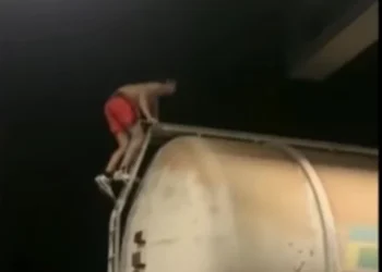 VIDEO! Tânăr electrocutat în Gara Ghioroc, filmat de prieteni