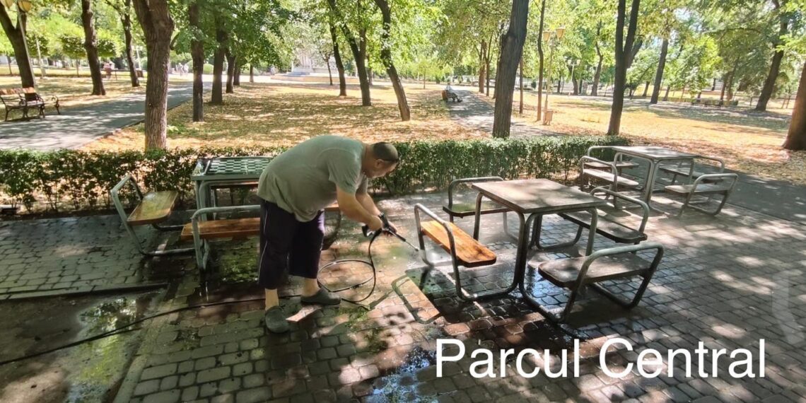 Se fac lucrări de întreținere și reparații la locurile de joacă din Timișoara/Foto