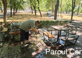 Se fac lucrări de întreținere și reparații la locurile de joacă din Timișoara/Foto
