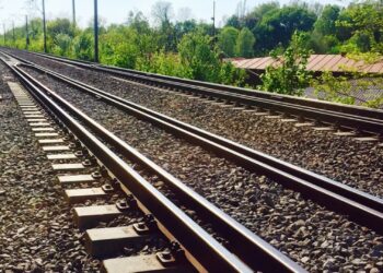 Adolescentă de 16 ani din Arad, electrocutată la firele de înaltă tensiune de pe un vagon de tren