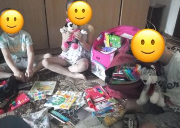 În prima zi de școală, 160 de copii din Timișoara au primit ghiozdane cu rechizite din donații/Foto