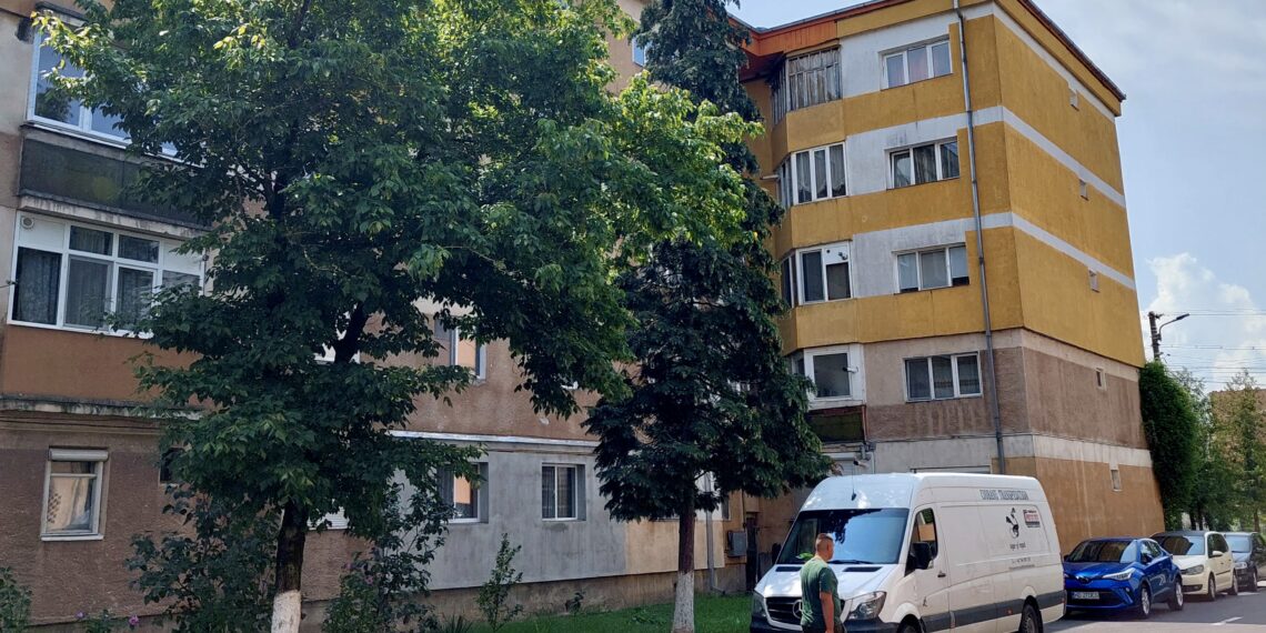 Primele contracte semnate prin Programul Regional Vest pentru izolarea termică a blocurilor