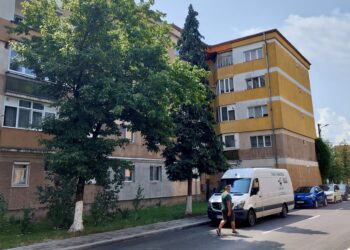 Primele contracte semnate prin Programul Regional Vest pentru izolarea termică a blocurilor