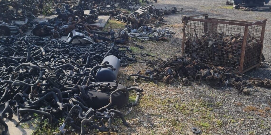 Deșeuri periculoase descoperite la o firmă din Arad: 55.000 kg de piese auto și 830 litri de ulei uzat, depozitate ilegal