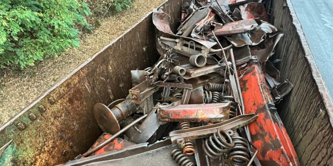 Ansamblu de vehicule încărcat cu fier vechi, oprit pentru control. Sancțiuni contravenționale de peste 18 mii lei