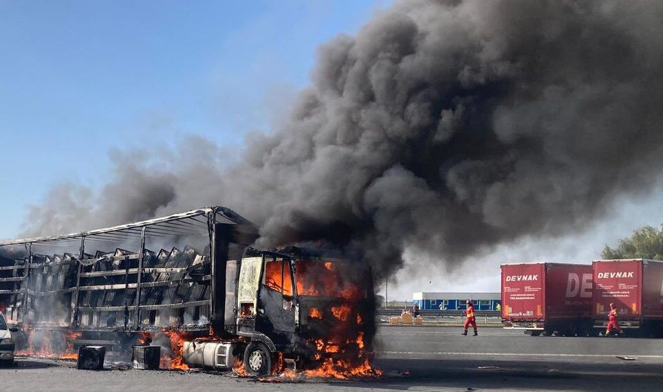 Incendiu izbucnit la un autotren, pe A1, vama Nădlac