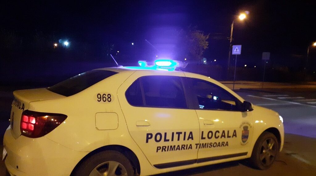 Scandalagiu încătușat la Gara de Nord din Timișoara. A vrut să urce pe capota mașinii de patrulare a Poliției Locale