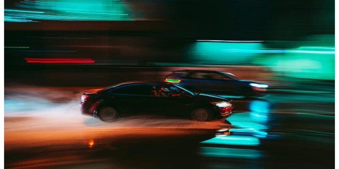 Vitezomani prinși în Reșița. Doi tineri au fost amendați pentru întreceri neautorizate de mașini