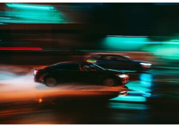 Vitezomani prinși în Reșița. Doi tineri au fost amendați pentru întreceri neautorizate de mașini