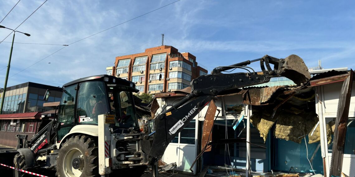 Au fost demolate construcțiile ilegale din Piața 700