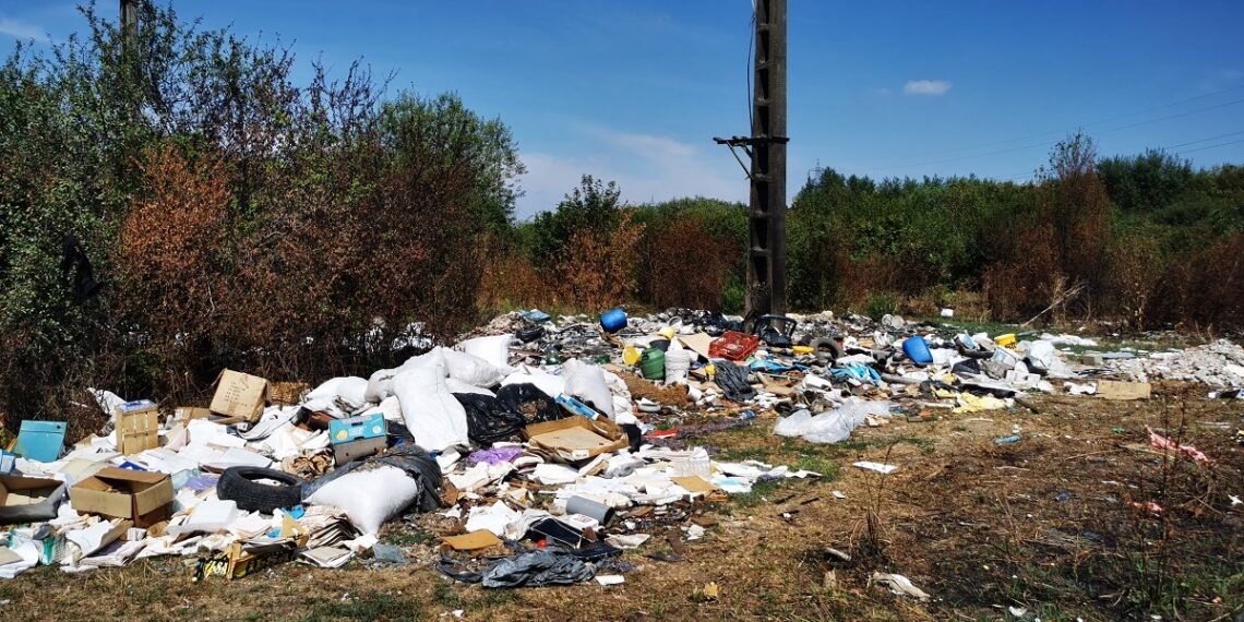 Mobilă uzată, obiecte sanitare, haine vechi și alte resturi depozitate pe terenuri virane sau între blocuri la Timișoara/Foto