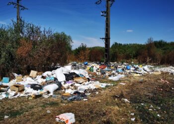 Mobilă uzată, obiecte sanitare, haine vechi și alte resturi depozitate pe terenuri virane sau între blocuri la Timișoara/Foto