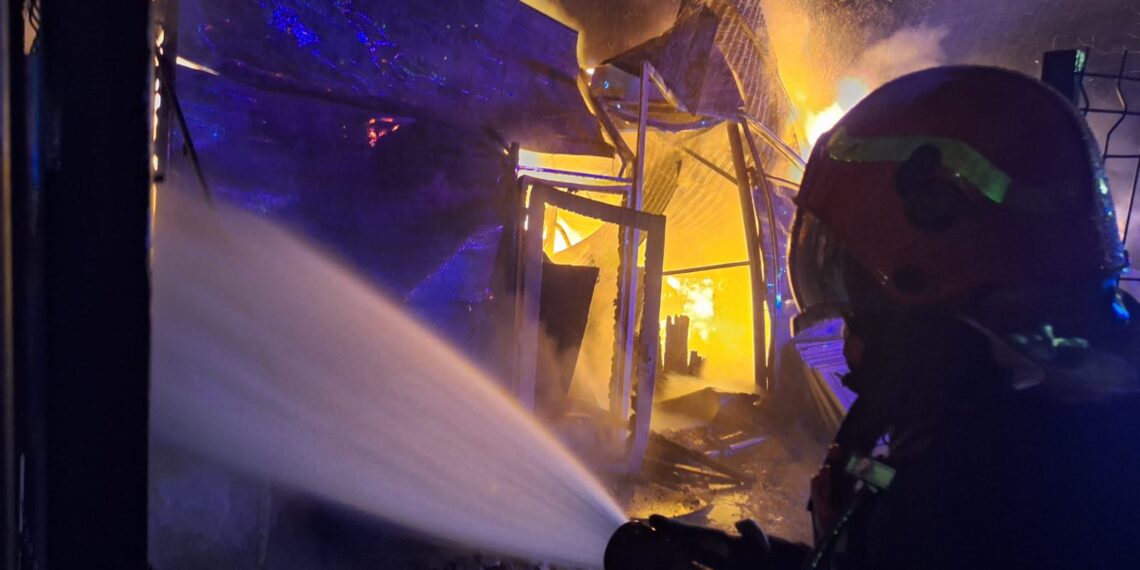 Incendiu cu pagube materiale mari la Dumbrăvița/Video