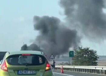 O mașină a luat foc pe Autostrada A1/Video