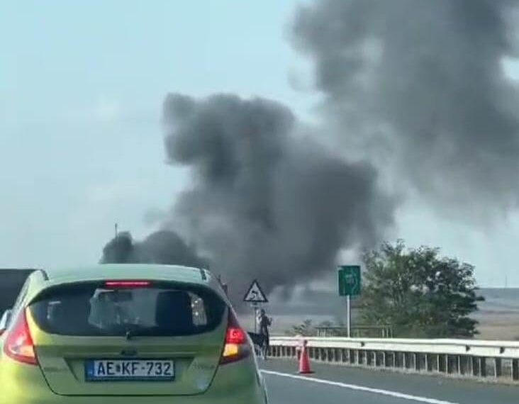 O mașină a luat foc pe Autostrada A1/Video