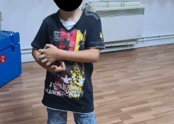 Băiețel găsit într-o stație și predat de polițiștii locali timișoreni mamei sale