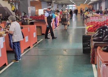 Ceapă din Ungaria, vândută la Timișoara de un buzoian într-o piață a producătorilor agricoli/Foto