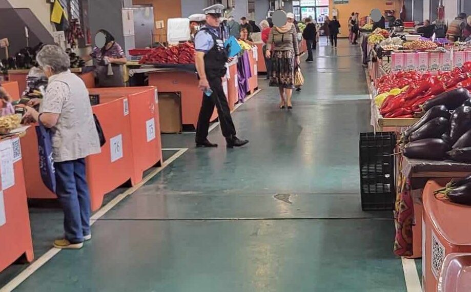 Ceapă din Ungaria, vândută la Timișoara de un buzoian într-o piață a producătorilor agricoli/Foto