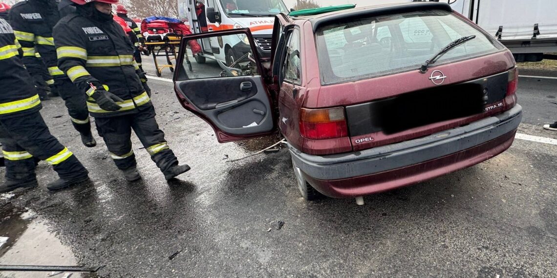 Accident rutier pe centura Aradului: trei victime, una încarcerată