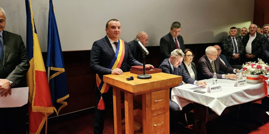 VIDEO. „Orașul nimănui” are, în sfârșit, primar. Călin Dobra și-a preluat, oficial, mandatul. „Știu foarte bine la ce m-am înhămat”