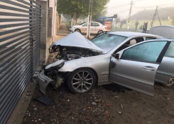 Doi tineri fără permis, implicați într-un accident rutier la Tomnatic