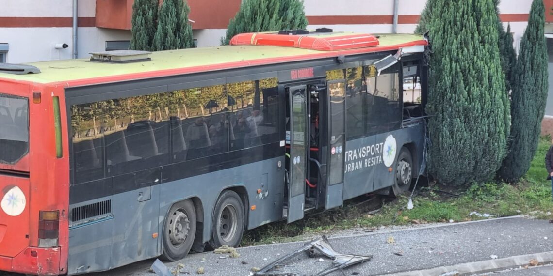 Șase persoane rănite în urma unui accident între un autobuz și un autoturism în Reșița. Vezi AICI imagini!