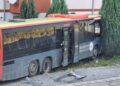 Șase persoane rănite în urma unui accident între un autobuz și un autoturism în Reșița. Vezi AICI imagini!