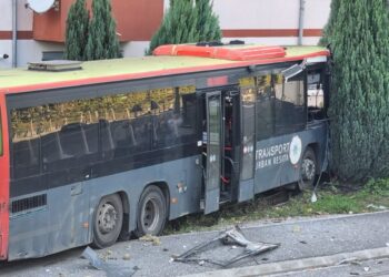 Șase persoane rănite în urma unui accident între un autobuz și un autoturism în Reșița. Vezi AICI imagini!
