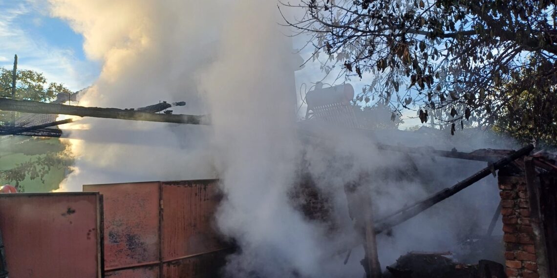 Incendiu la o anexă dintr-o gospodărie arădeană. Proprietarul a avut nevoie de îngrijiri medicale