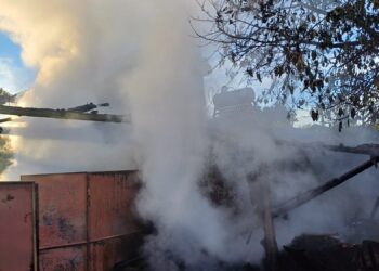 Incendiu la o anexă dintr-o gospodărie arădeană. Proprietarul a avut nevoie de îngrijiri medicale