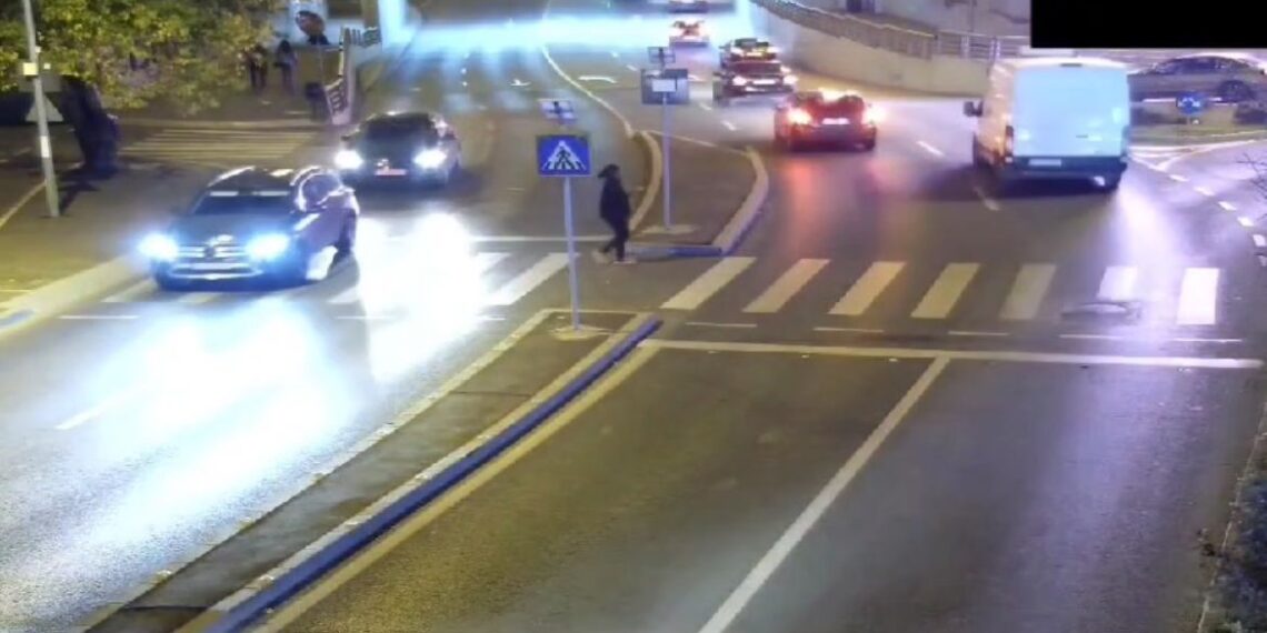 Pieton care circula regulamentar, lovit de un autoturism/Video