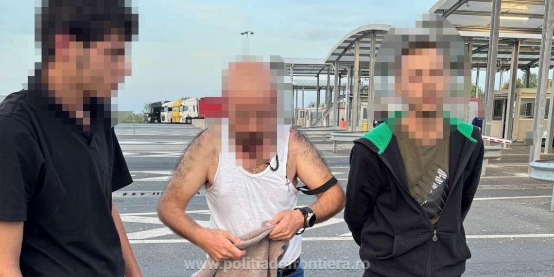 Doi migranți, prinși ascunși în portbagajul unei mașini la Nădlac, în încercarea de a trece ilegal frontiera