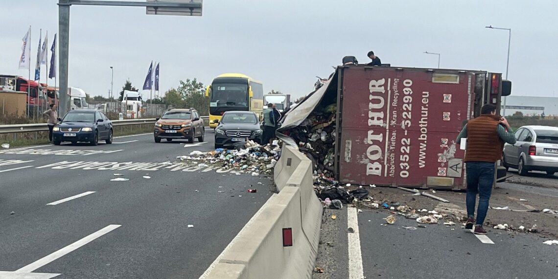 Un TIR s-a răsturnat pe Calea Lugojului