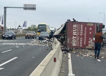 Un TIR s-a răsturnat pe Calea Lugojului