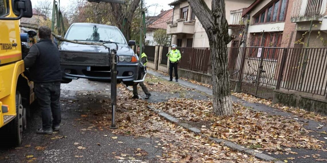 Sute de mașini ridicate de polițiștii locali din Timișoara/Foto
