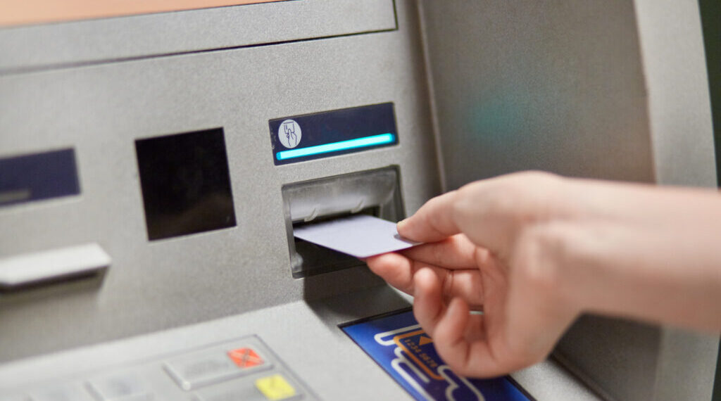 Incident la un bancomat din Timișoara. Substanță lipicioasă aplicată pe fanta de eliberare a numerarului