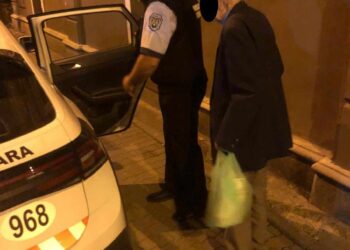 Bătrân de 96 de ani, rătăcit în zona centrală, ajutat de polițiștii locali să ajungă acasă