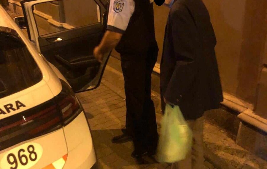 Bătrân de 96 de ani, rătăcit în zona centrală, ajutat de polițiștii locali să ajungă acasă