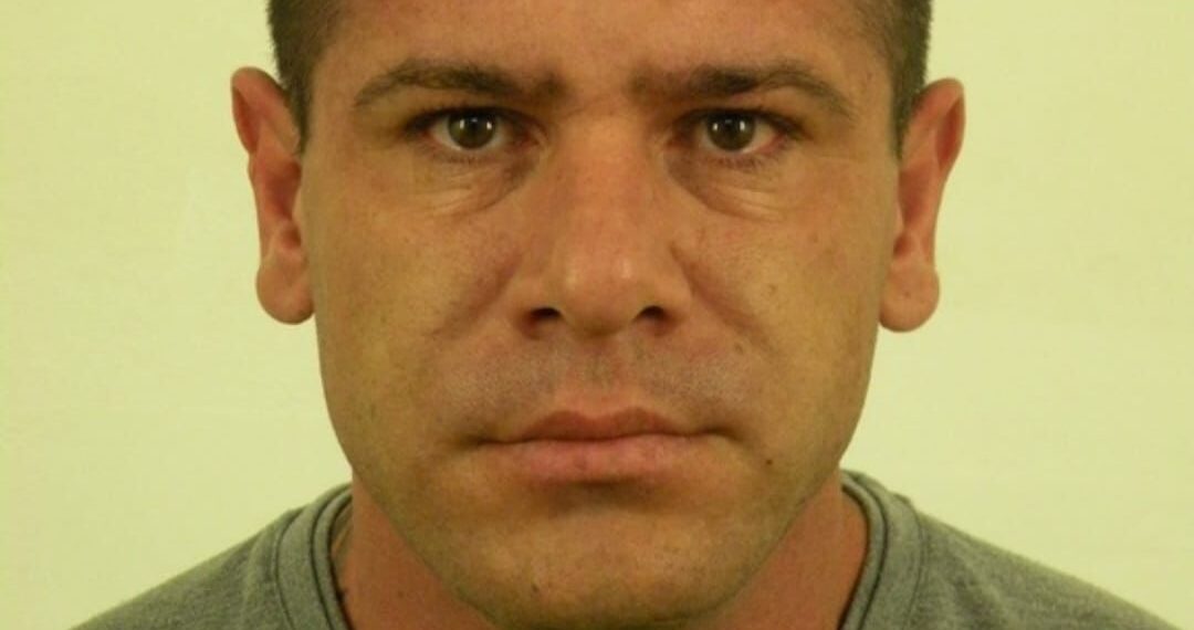 Doi deținuți evadați de sub ochii polițiștilor la Arad. Unul a fost prins/VIDEO