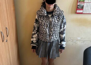 Tinere din Timișoara despărțite de polițiștii locali. Una dintre ele și-a scos rolele din picioare pentru a-și lovi adversara