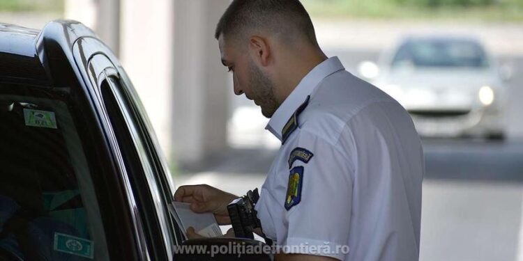 Doi migranți, prinși ascunși în portbagajul unei mașini la Nădlac, în încercarea de a trece ilegal frontiera