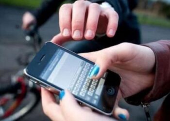 O tânără de 24 de ani și un minor au furat telefonul unui copil