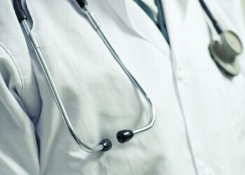 Percheziții la domiciliul unei femei din Timișoara, cercetată pentru că se dadea drept medic