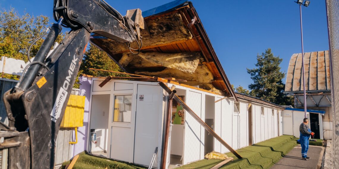 În timp ce școlile din Dacia nu au terenuri de sport, un teren al Ministerului Educației a fost acaparat de un privat