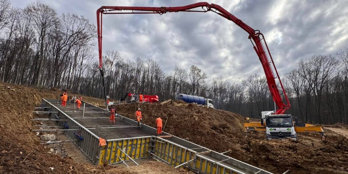 Continuă lucrările la portalurile de acces/ieșire ale tunelurilor de pe sectorul Margina – Holdea
