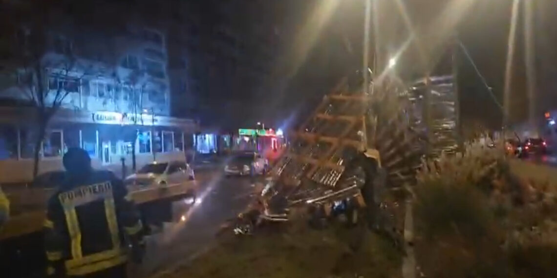 Acoperișuri luate de vânt la Reșița. E COD ROȘU