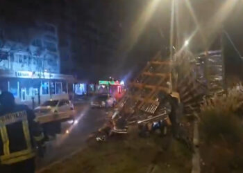 Acoperișuri luate de vânt la Reșița. E COD ROȘU