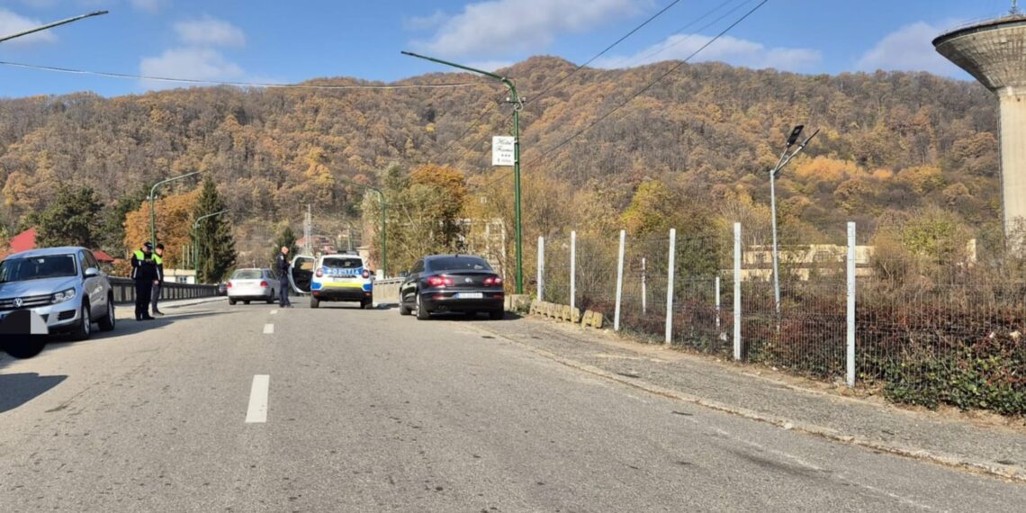 Tineri bănuiți de furtul a 500 de pachete de țigări, depistați de polițiști în timp ce se întorceau să recupereze marfa ascunsă