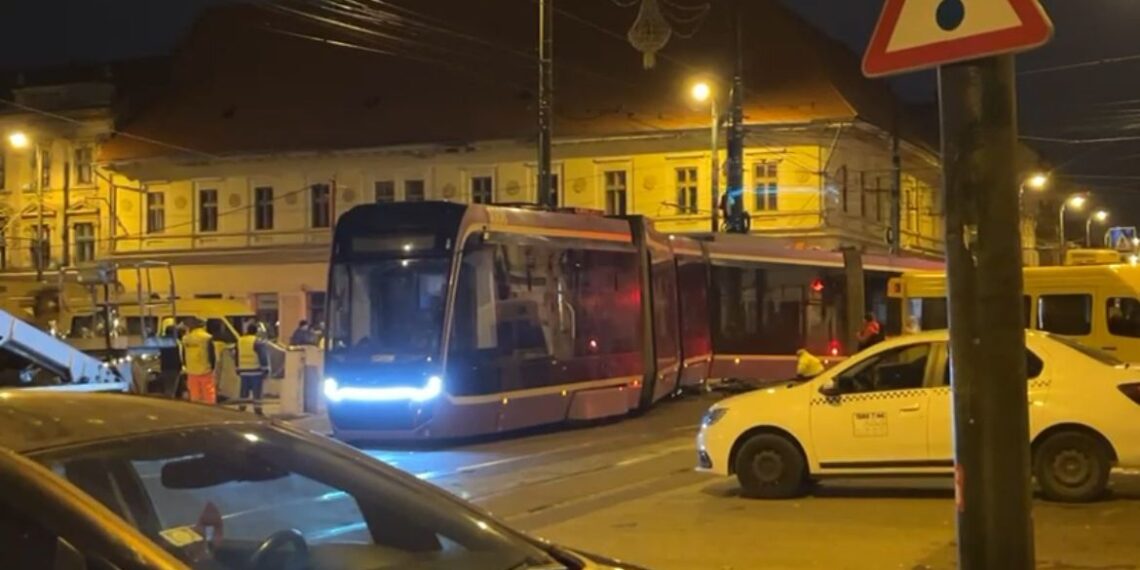 Tramvai sărit de pe linii în Piața Traian din Timișoara