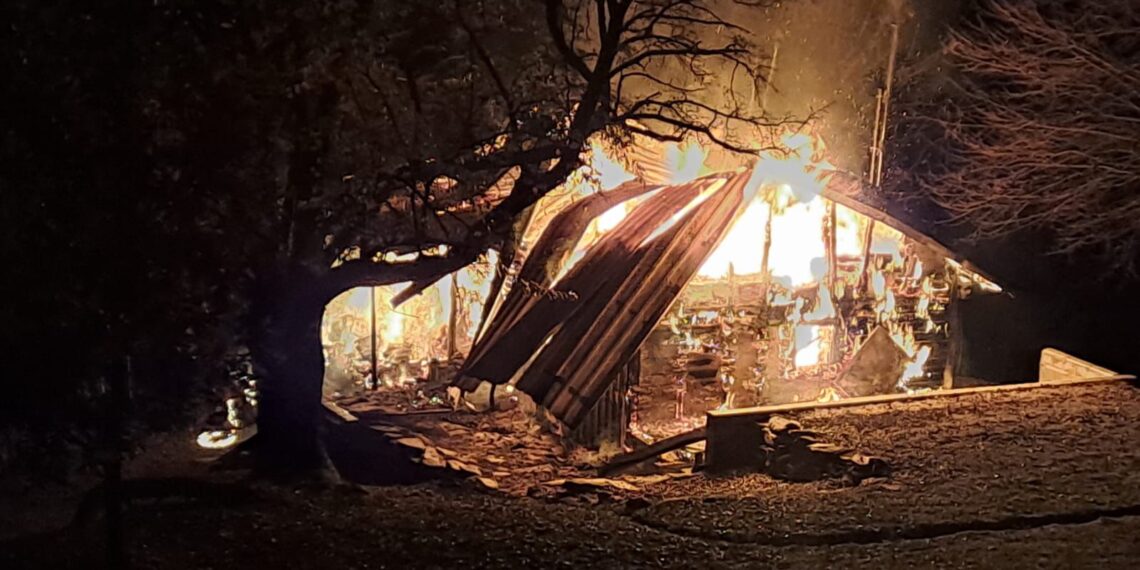 Incendiu puternic la o cabană din Conop. Pompierii militari au intervenit de urgență